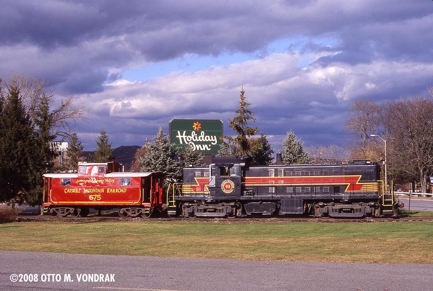 CMRR 401 and caboose at Washington Avenue, Kingston, NY The GreatRails