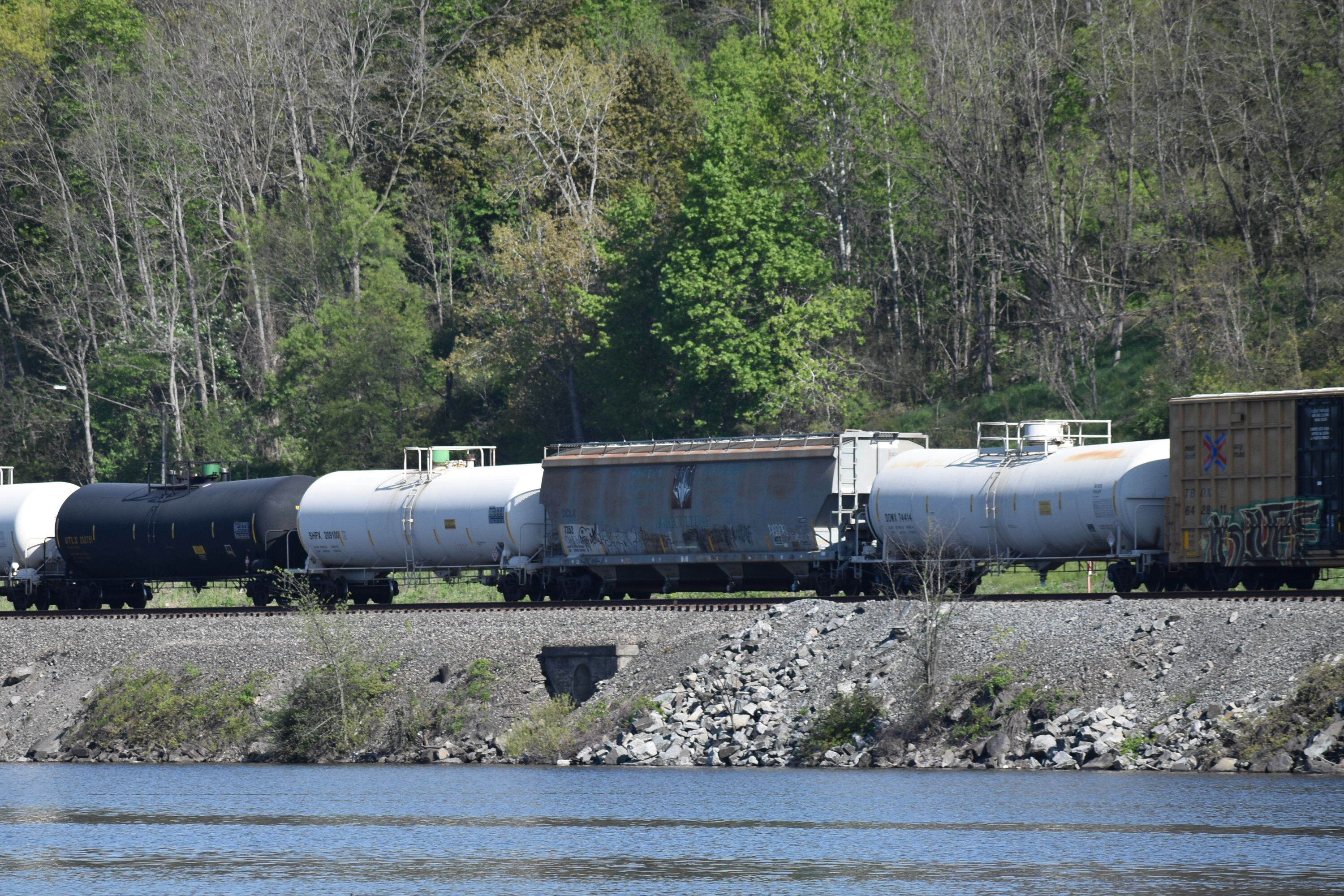 Random freight cars on CSX: The GreatRails North American Railroad ...