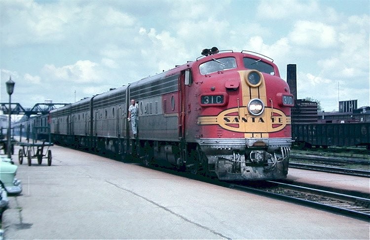 AT&SF 5-Unit EMD Consist, Streator, Illinois, August 1961: The ...